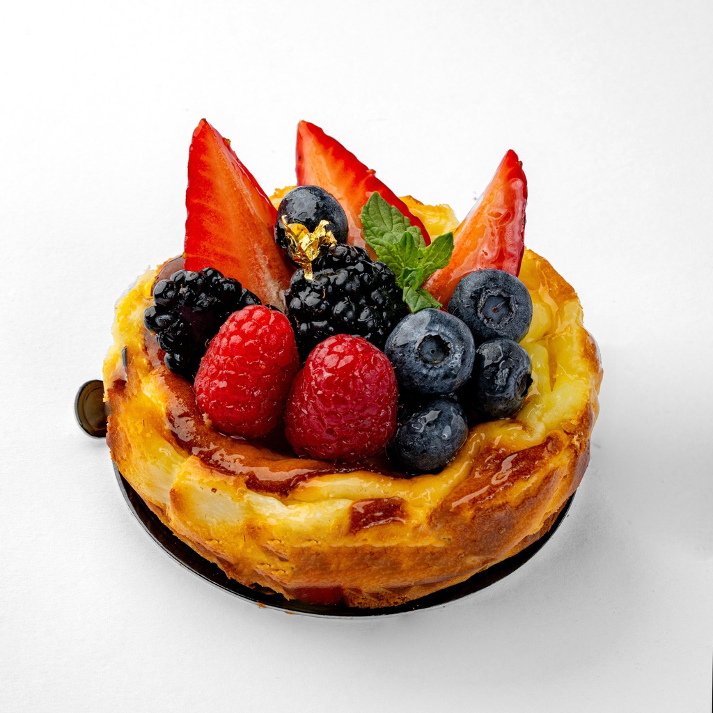 Sansebastian with berries