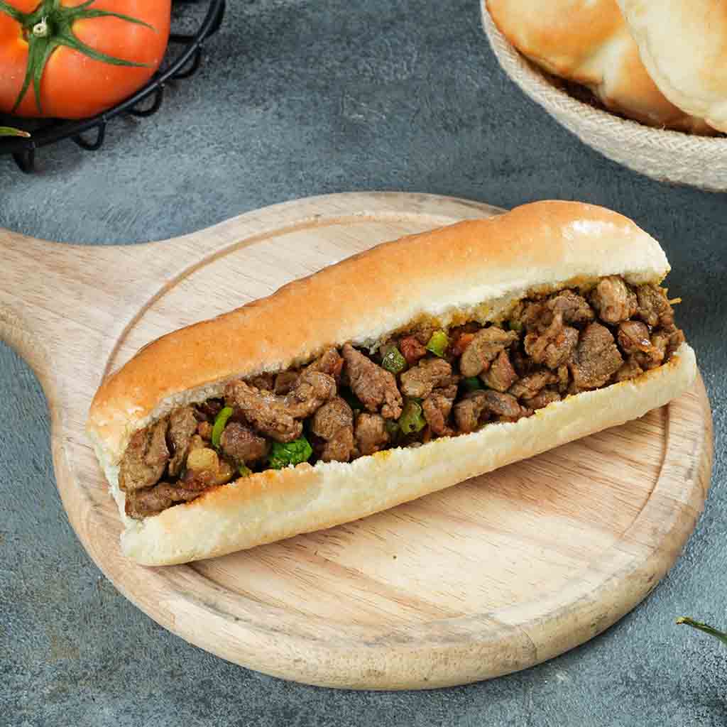 Hummus sandwich with meat